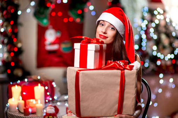 Mladá žena s krabičce na Vánoce - Fotografie, Obrázek