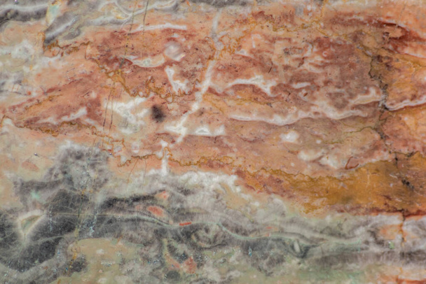 Φυσική μαρμάρινη υφή και μαρμάρινο φόντο με μακροσκελείς λεπτομέρειες από ορυκτή πέτρα για πολυτελή δάπεδα και κομψό μαρμάρινο εσωτερικό σχεδιασμό για μπάνιο και δάπεδο κήπου δείχνει λεπτομερή μαρμάρινη επιφάνεια - Φωτογραφία, εικόνα