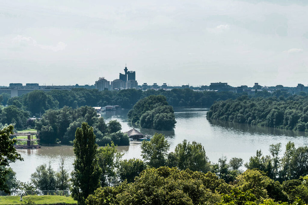 Belgrad, Serbia - 29. heinäkuuta 2014: Kalemegdanin vanha linnoitus Serbian pääkaupungissa Belgradissa. Panoraamanäkymä Sava-joen ja Tonavan yhtymäkohtaan. - Valokuva, kuva
