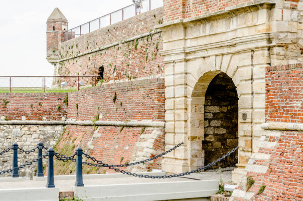 Belgrad, Serbia - 29. heinäkuuta 2014: Kalemegdanin vanha linnoitus Serbian pääkaupungissa Belgradissa. Kuninkaan portti "Kralj kapija" portti Kalemegdan linnoitus. - Valokuva, kuva