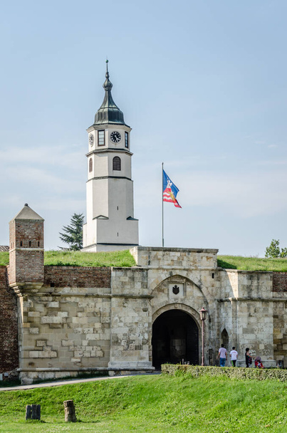 Belgrad, Serbien - 29. Juli 2014: Die Alte Festung auf dem Kalemegdan in der serbischen Hauptstadt Belgrad. Die Festung Kalemegdan und ihr Uhrturm, Belgrad, Serbien. - Foto, Bild