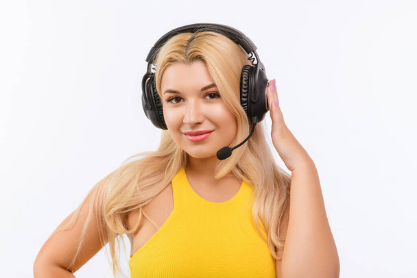 girl dispatcher with headphones and microphone on a white background - Foto, Imagen