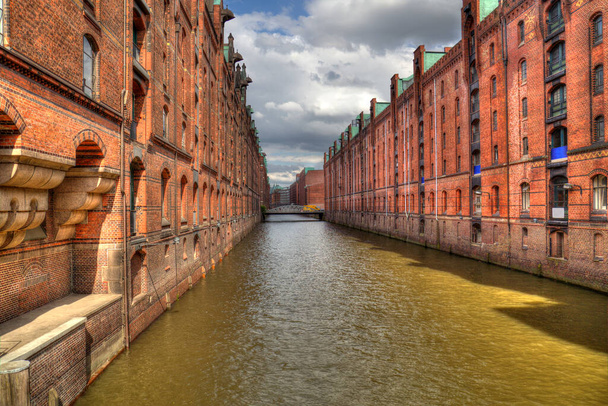 ドイツのハバーグにあるSpeicherstadt地区に歴史的倉庫がある運河 - 写真・画像