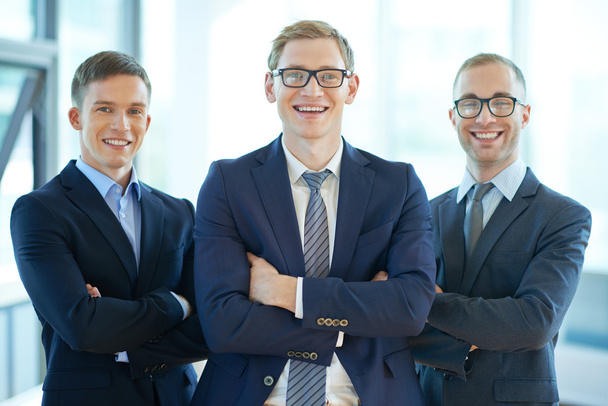 Три уверенных деловых работника
 - Фото, изображение