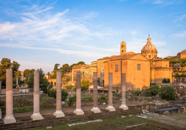 ROME, ITALY - CIRCA AUGUST 2020: Сонячне світло з блакитним небом на римській стародавній архітектурі. - Фото, зображення