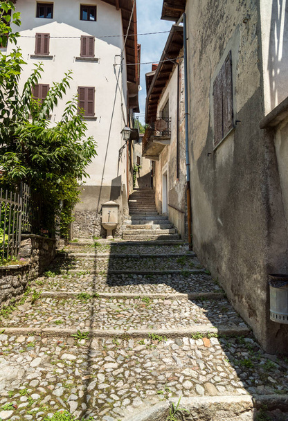 Como, Lombardy, İtalya 'daki Naggio antik köyünde taş evleri olan dar kaldırımlı sokaklar. - Fotoğraf, Görsel