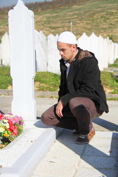 Islâmica rezando sobre a pessoa morta
 - Foto, Imagem