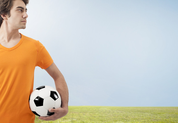 El fútbol sosteniendo una pelota
 - Foto, imagen