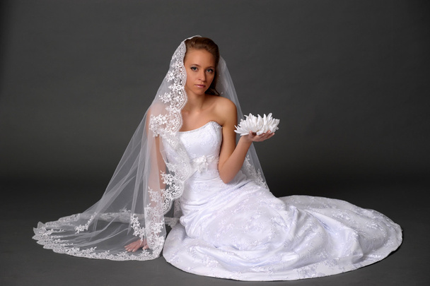 Bride with a lotus in hands - Zdjęcie, obraz