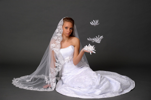 Bride with a lotus in hands - Foto, afbeelding
