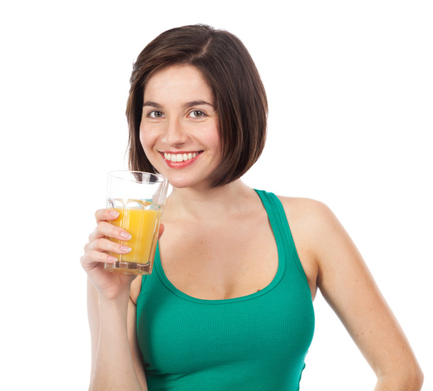 Roztomilý usměvavá brunetka pít pomerančový džus - Fotografie, Obrázek