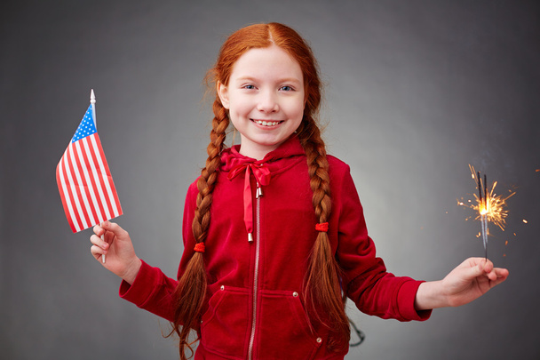 Κορίτσι με το φως της Βεγγάλης και την αμερικανική σημαία - Φωτογραφία, εικόνα