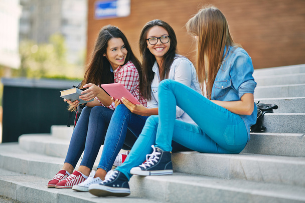 Teenager-Mädchen kommunizieren auf Treppen - Foto, Bild