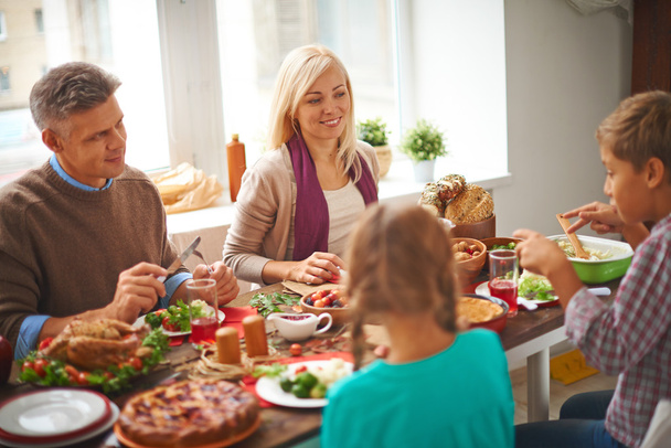 Rodzina jedzenie Dziękczynienia - Zdjęcie, obraz