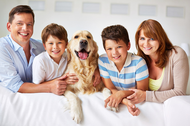 сім'я з лабрадором собакою
 - Фото, зображення