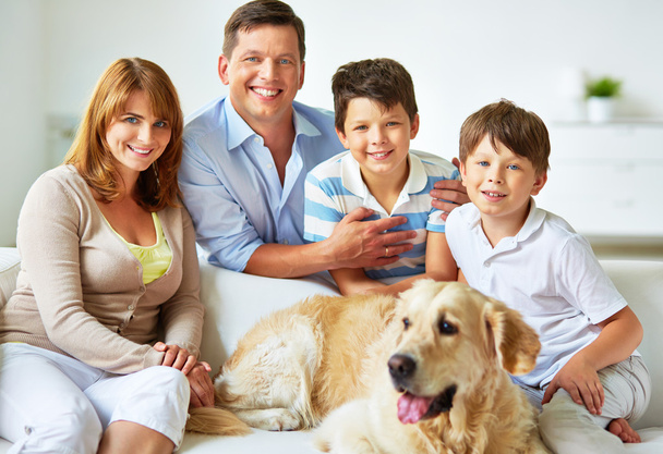 сім'я з лабрадором собакою
 - Фото, зображення