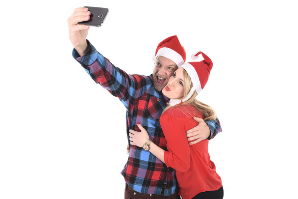 joven pareja romántica en el amor tomar selfie foto del teléfono móvil en Navidad
 - Foto, imagen
