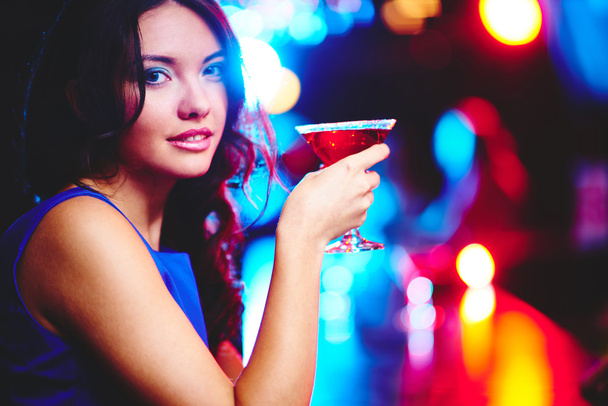 Chica con vaso de martini
 - Foto, imagen