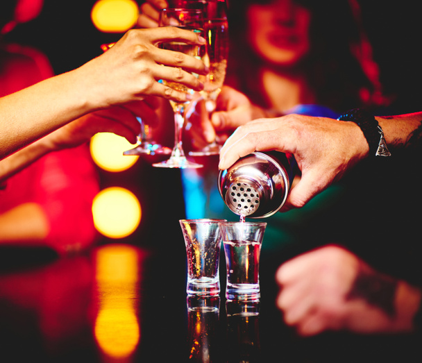 Barman derramando bebida em copos
 - Foto, Imagem