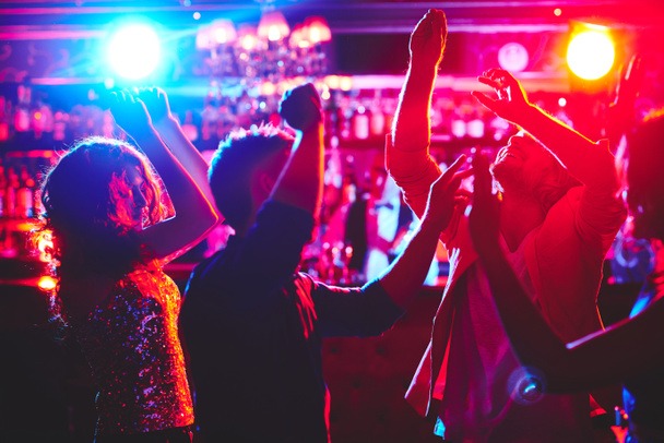 Mladí lidé tančí v nočním klubu - Fotografie, Obrázek