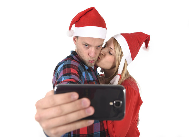 jeune couple romantique amoureux prendre selfie téléphone mobile photo à Noël
 - Photo, image