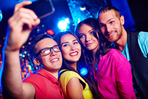 Ludzie przy selfie imprezie - Zdjęcie, obraz