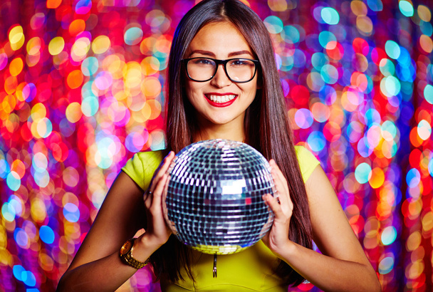 Disko topu tutan gözlüklü kız - Fotoğraf, Görsel