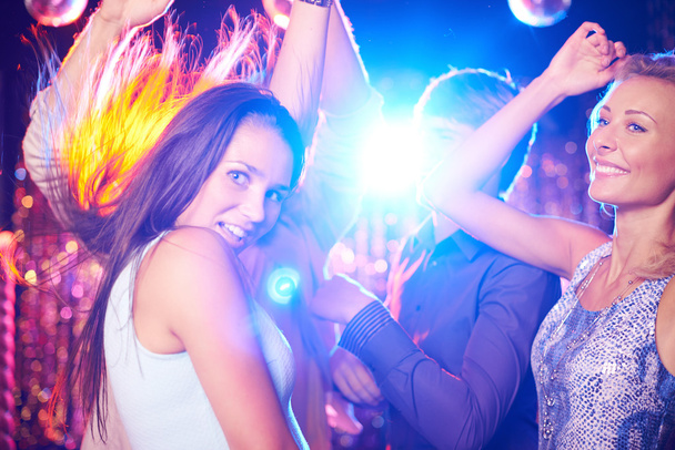 Persone che ballano nel night club
 - Foto, immagini
