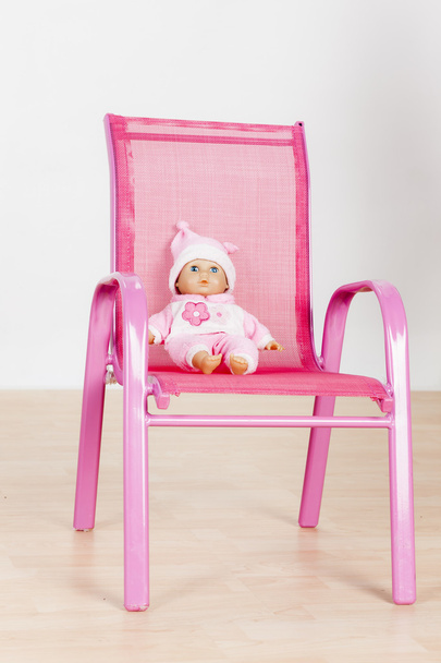 Boneca sentada na cadeira
 - Foto, Imagem