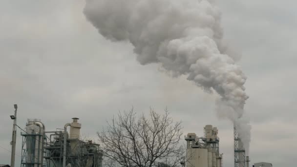 O fumo tóxico sai da chaminé da fábrica. Problemas de poluição ambiental. - Filmagem, Vídeo