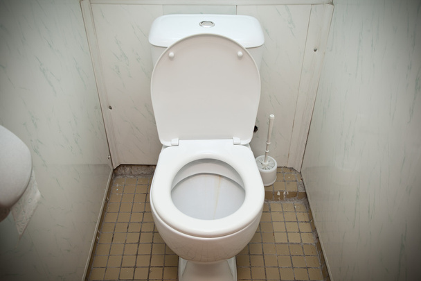 Toilettes blanches bon marché dans une salle de bain
 - Photo, image