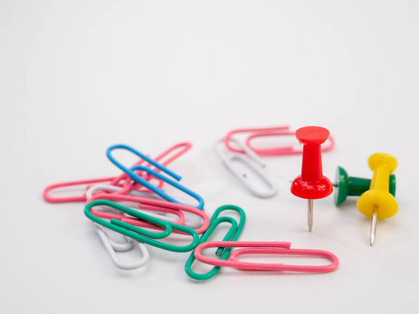 Set of colored paper clips and thumbtacks. Buttons and paperclips. - Foto, Imagen
