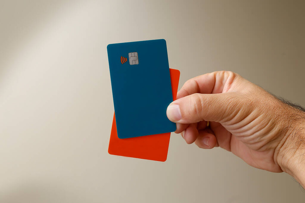 carte di credito o debito contactless verdi e arancioni con segno meno contatto. Sistema di pagamento digitale. - Foto, immagini
