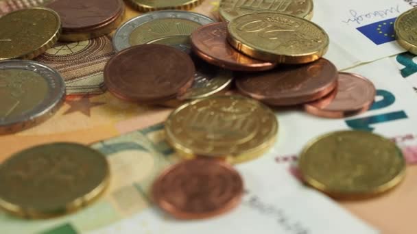 Eurobankjegyek és -érmék. Készpénz. A megtakarítás fogalma. Kiváló minőségű 4k felvételek - Felvétel, videó