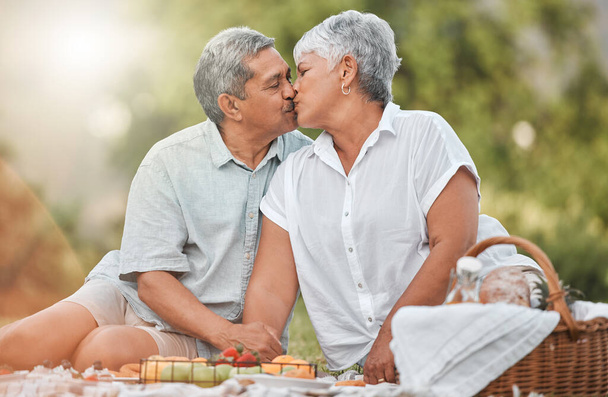 un couple mature s'embrassant lors d'un pique-nique. - Photo, image