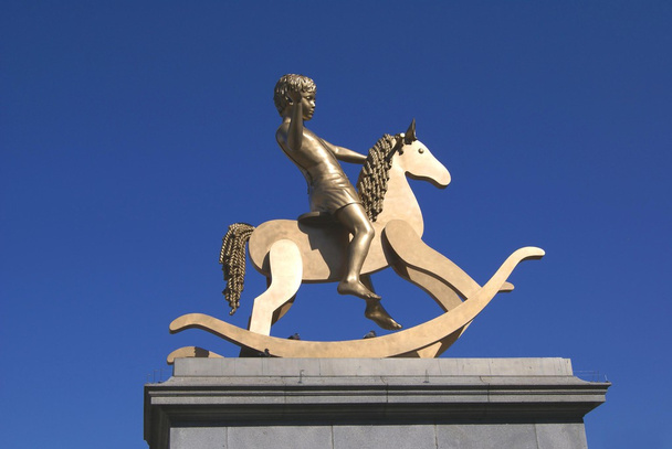 Четвертий плінтус. Хлопчик на іграшковий кінь статуї, Трафальгарська площа, Лондон, Англія - Фото, зображення