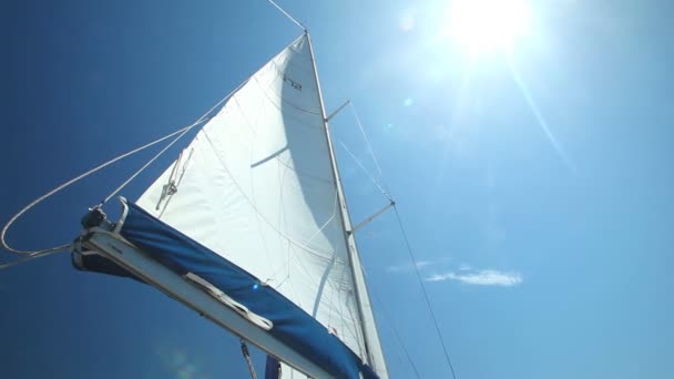 Zeil drijvend in de wind op zeilboot - Video
