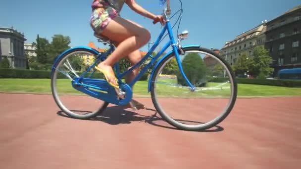 Frau radelte auf altem Fahrrad - Filmmaterial, Video