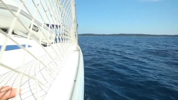 Via de eilanden zeilen op zeilboot - Video
