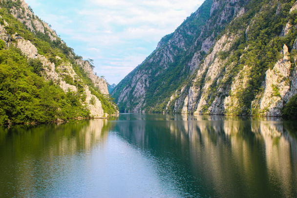 Úžasný výhled na Dunaj s odrazem ve vodě a kopcích. Krásná přírodní krajina, rokle Dunaj, se nachází na východě Srbska, hranice s Rumunskem, Evropa. - Fotografie, Obrázek