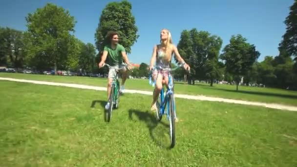 Pareja disfrutando de ciclismo a través del parque
 - Metraje, vídeo