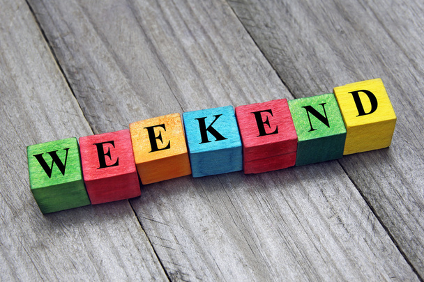 Palavra de fim de semana em cubos de madeira coloridos
 - Foto, Imagem
