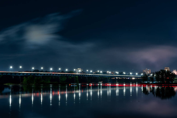 Blick auf die Harvey Taylor Brücke über den Susquehanna Fluss vom Wasserspiegel mit der Spiegelung im Wasser. - Foto, Bild