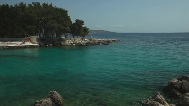 Vista da pequena baía em Krk
 - Filmagem, Vídeo