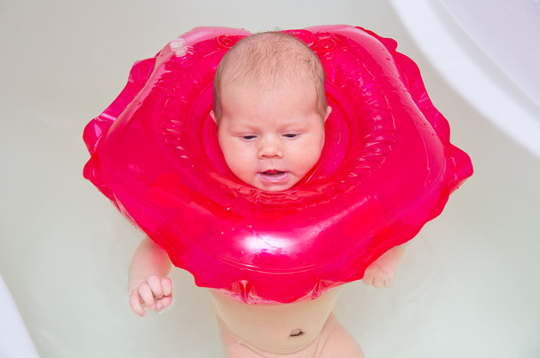 Baby bathes in a bath - Foto, Bild