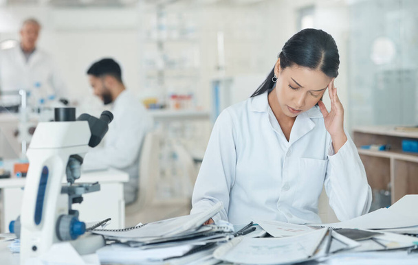 a young scientist looking stressed out while working in a lab. - Foto, Bild