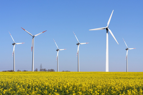 Rüzgar Türbini - alternatif ve yeşil enerji kaynağı - Fotoğraf, Görsel