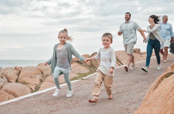 a happy family enjoying a day along the coast. - Foto, imagen