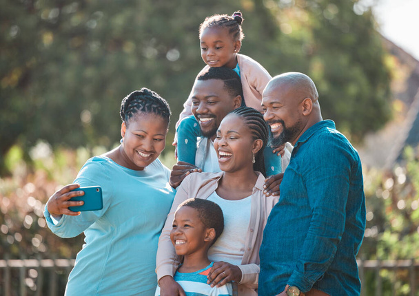 a multi-generational family taking a selfie together. - Fotografie, Obrázek