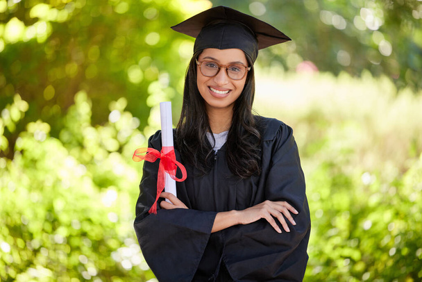 Cropped portrait of an attractive young female graduate posing outside with her degree. - Fotografie, Obrázek